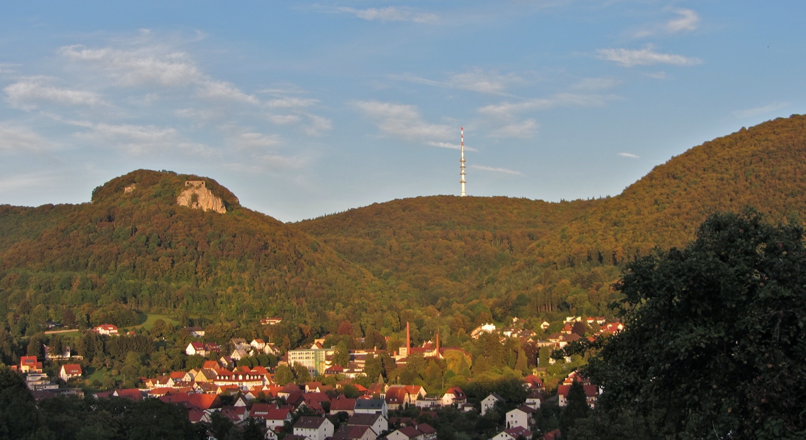 Burgruine Rosenstein auf einem bewaldeten Bergsporn über Heubach
